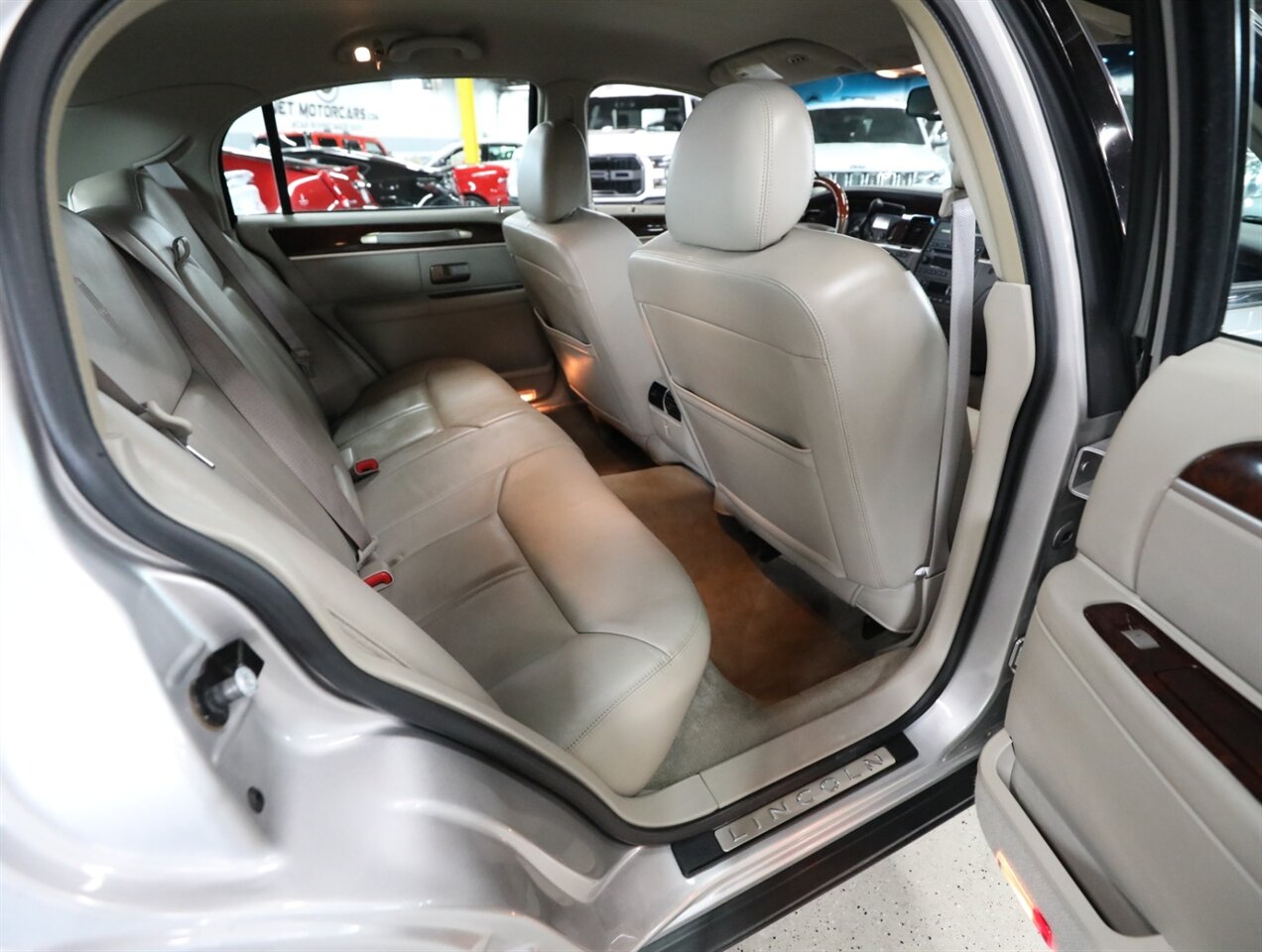 2010 Lincoln Town Car Signature Limited - Photo 19 - Addison, IL 60101