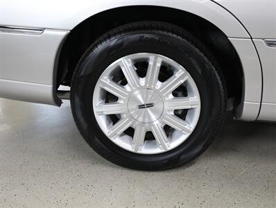 2010 Lincoln Town Car Signature Limited   - Photo 38 - Addison, IL 60101