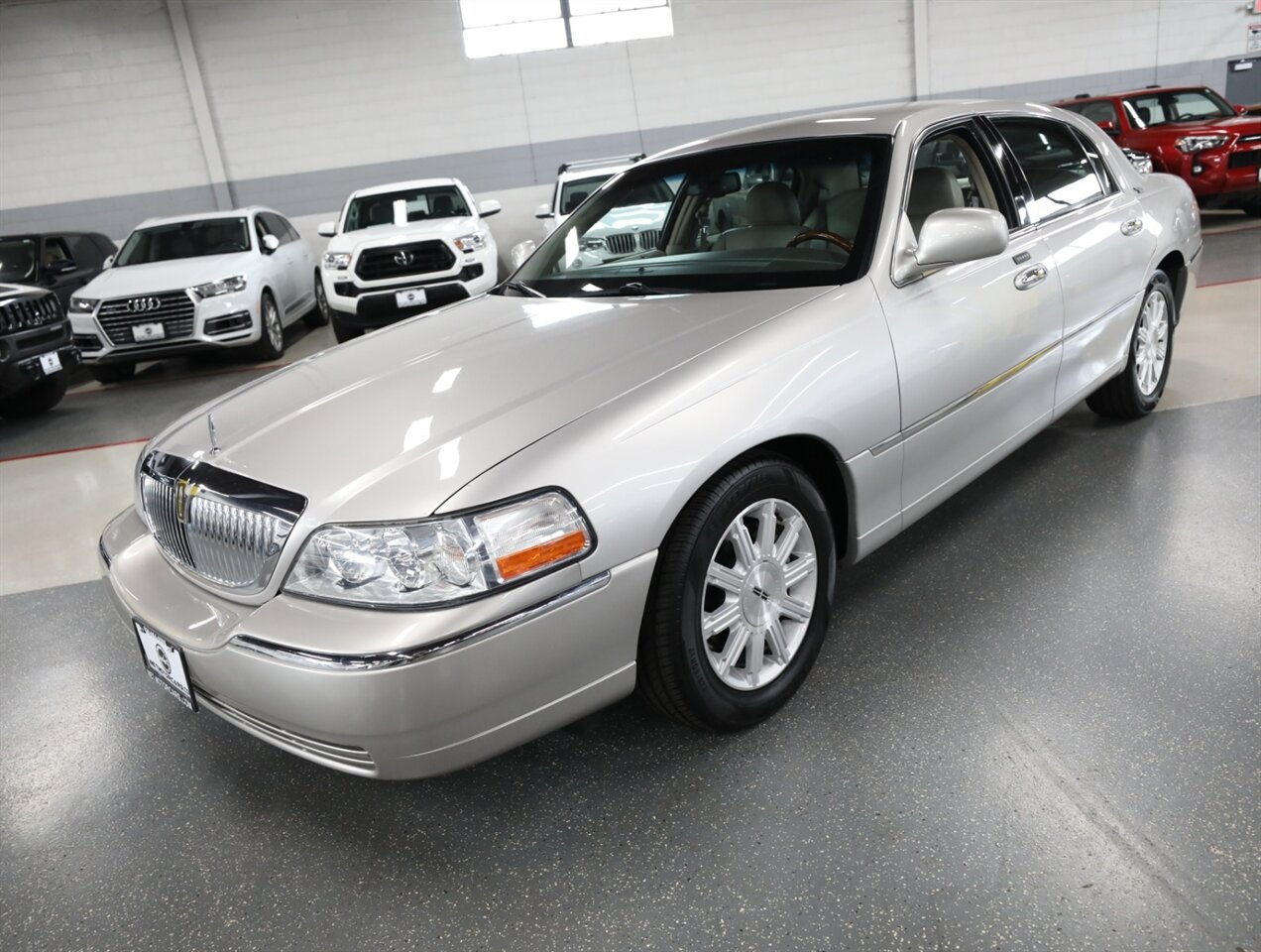 2010 Lincoln Town Car Signature Limited - Photo 4 - Addison, IL 60101
