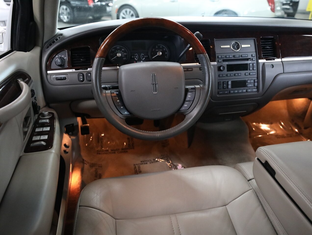 2010 Lincoln Town Car Signature Limited - Photo 25 - Addison, IL 60101
