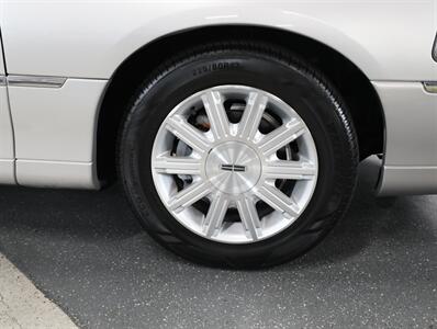 2010 Lincoln Town Car Signature Limited   - Photo 37 - Addison, IL 60101