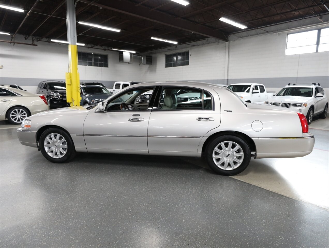2010 Lincoln Town Car Signature Limited - Photo 14 - Addison, IL 60101