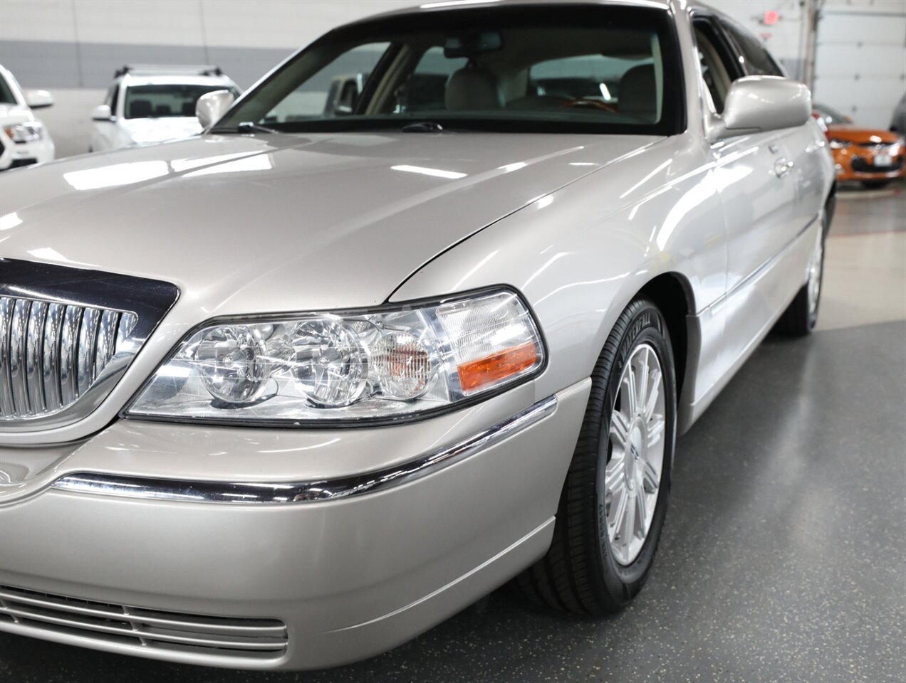 2010 Lincoln Town Car Signature Limited - Photo 5 - Addison, IL 60101
