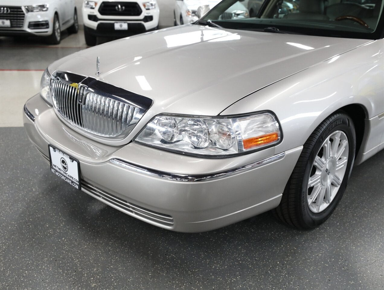 2010 Lincoln Town Car Signature Limited - Photo 3 - Addison, IL 60101