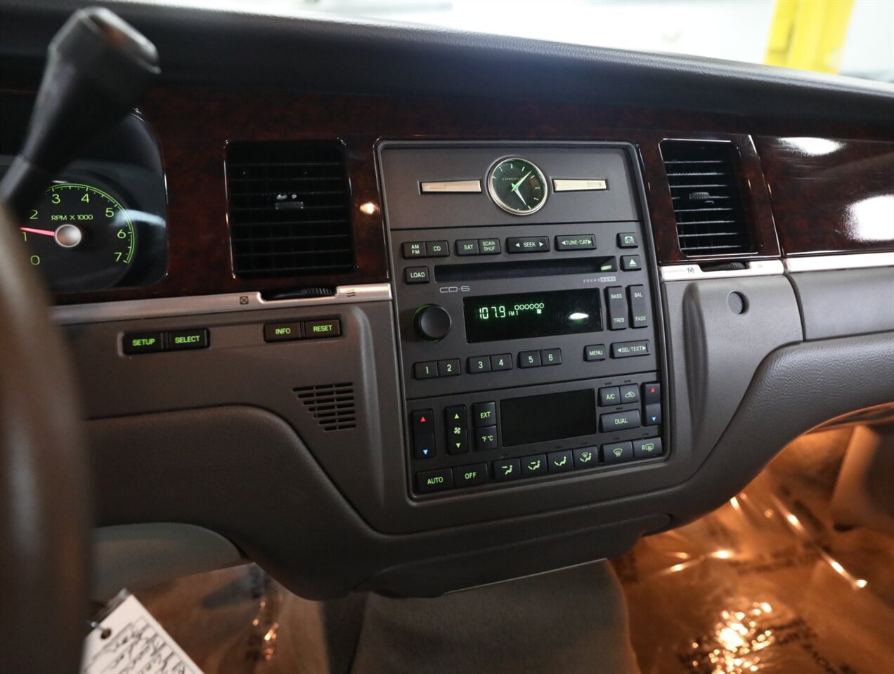 2010 Lincoln Town Car Signature Limited - Photo 30 - Addison, IL 60101