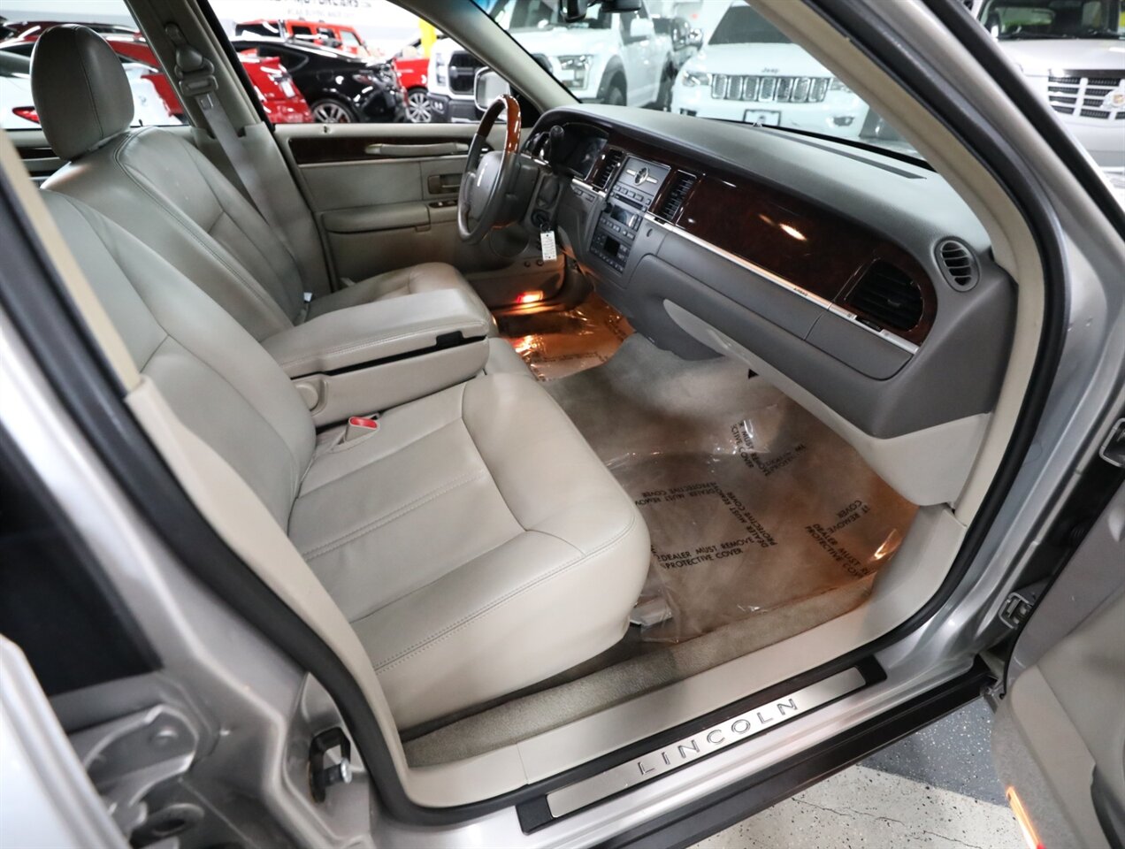 2010 Lincoln Town Car Signature Limited - Photo 16 - Addison, IL 60101