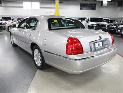 2010 Lincoln Town Car Signature Limited   - Photo 12 - Addison, IL 60101