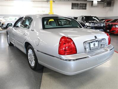 2011 Lincoln Town Car Signature Limited   - Photo 12 - Addison, IL 60101