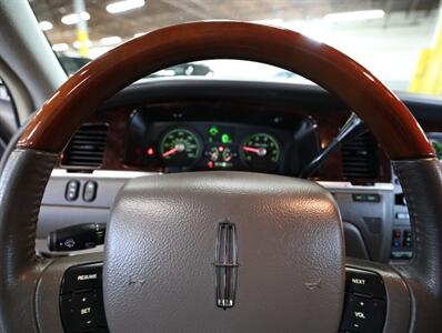 2011 Lincoln Town Car Signature Limited   - Photo 32 - Addison, IL 60101