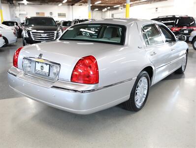 2011 Lincoln Town Car Signature Limited   - Photo 9 - Addison, IL 60101