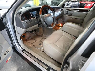 2011 Lincoln Town Car Signature Limited   - Photo 29 - Addison, IL 60101