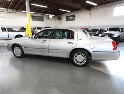 2011 Lincoln Town Car Signature Limited   - Photo 15 - Addison, IL 60101