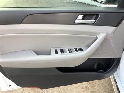 2015 Hyundai SONATA Limited   - Photo 11 - Crest Hill, IL 60403