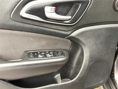 2015 Chrysler 200 Limited   - Photo 12 - Crest Hill, IL 60403