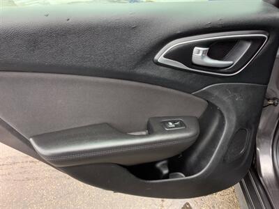 2015 Chrysler 200 Limited   - Photo 19 - Crest Hill, IL 60403