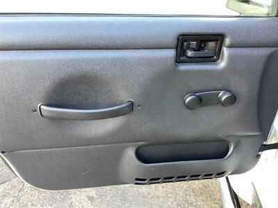 2005 Jeep Wrangler Unlimited - Photo 11 - Crest Hill, IL 60403