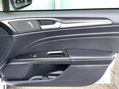 2020 Ford Fusion Hybrid Titanium   - Photo 15 - Crest Hill, IL 60403