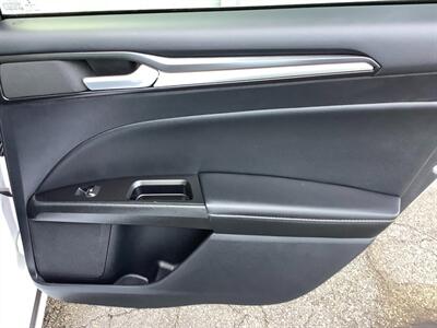 2020 Ford Fusion Hybrid Titanium   - Photo 37 - Crest Hill, IL 60403