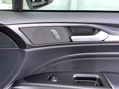 2020 Ford Fusion Hybrid Titanium   - Photo 16 - Crest Hill, IL 60403
