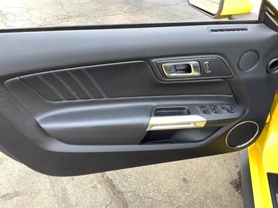 2018 Ford Mustang EcoBoost   - Photo 18 - Crest Hill, IL 60403
