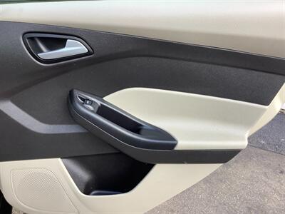 2017 Ford Focus SE   - Photo 24 - Crest Hill, IL 60403