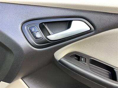2017 Ford Focus SE   - Photo 27 - Crest Hill, IL 60403