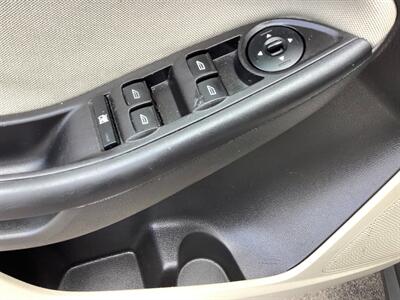2017 Ford Focus SE   - Photo 12 - Crest Hill, IL 60403
