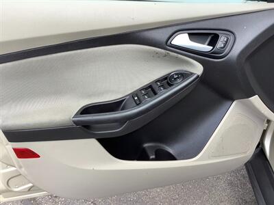 2017 Ford Focus SE   - Photo 11 - Crest Hill, IL 60403