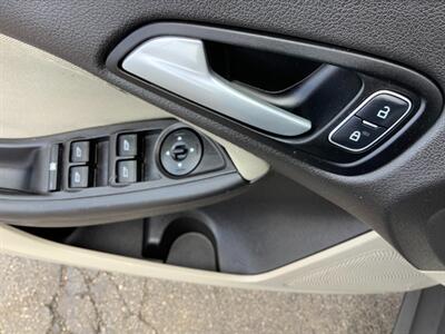 2017 Ford Focus SE   - Photo 13 - Crest Hill, IL 60403