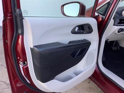 2020 Chrysler Pacifica Touring L   - Photo 11 - Crest Hill, IL 60403