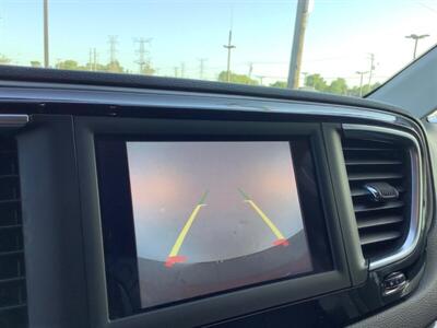 2020 Chrysler Pacifica Touring L   - Photo 13 - Crest Hill, IL 60403