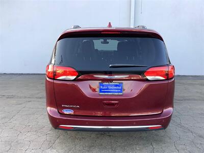 2020 Chrysler Pacifica Touring L   - Photo 6 - Crest Hill, IL 60403