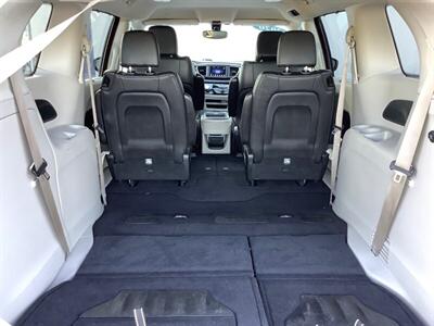 2020 Chrysler Pacifica Touring L   - Photo 35 - Crest Hill, IL 60403