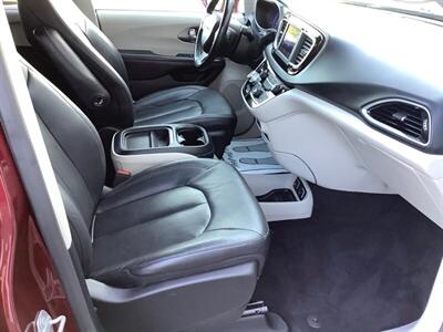 2020 Chrysler Pacifica Touring L   - Photo 29 - Crest Hill, IL 60403