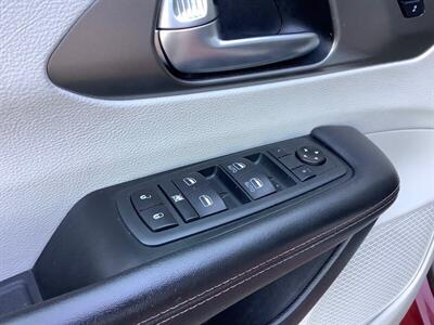 2020 Chrysler Pacifica Touring L   - Photo 10 - Crest Hill, IL 60403