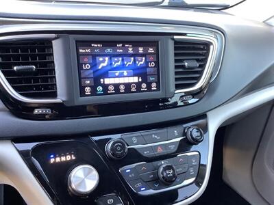 2020 Chrysler Pacifica Touring L   - Photo 17 - Crest Hill, IL 60403