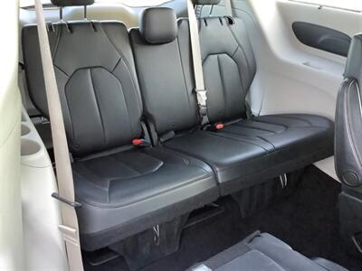 2020 Chrysler Pacifica Touring L   - Photo 27 - Crest Hill, IL 60403