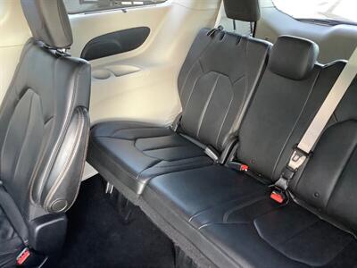 2020 Chrysler Pacifica Touring L   - Photo 23 - Crest Hill, IL 60403