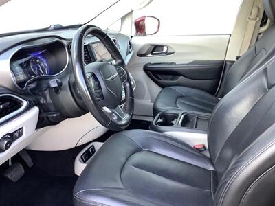 2020 Chrysler Pacifica Touring L   - Photo 15 - Crest Hill, IL 60403