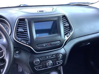 2019 Jeep Cherokee Latitude Plus   - Photo 17 - Crest Hill, IL 60403