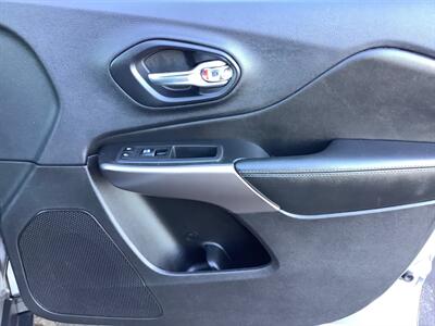 2019 Jeep Cherokee Latitude Plus   - Photo 35 - Crest Hill, IL 60403