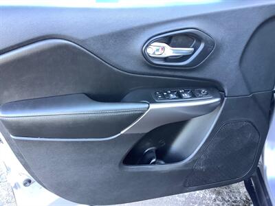 2019 Jeep Cherokee Latitude Plus   - Photo 11 - Crest Hill, IL 60403