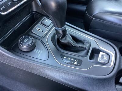 2019 Jeep Cherokee Latitude Plus   - Photo 16 - Crest Hill, IL 60403