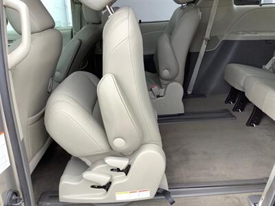 2016 Toyota Sienna XLE 8-Passenger - Photo 29 - Crest Hill, IL 60403