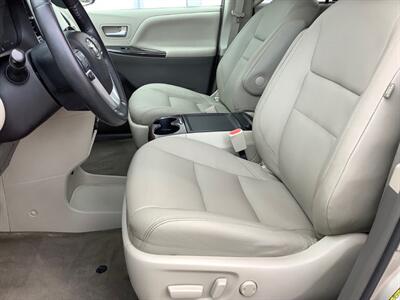2016 Toyota Sienna XLE 8-Passenger - Photo 27 - Crest Hill, IL 60403