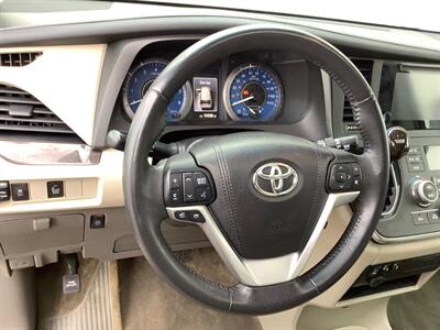 2016 Toyota Sienna XLE 8-Passenger - Photo 17 - Crest Hill, IL 60403