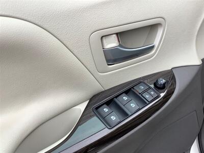 2016 Toyota Sienna XLE 8-Passenger - Photo 12 - Crest Hill, IL 60403
