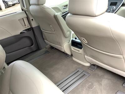 2016 Toyota Sienna XLE 8-Passenger - Photo 35 - Crest Hill, IL 60403