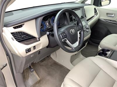 2016 Toyota Sienna XLE 8-Passenger - Photo 14 - Crest Hill, IL 60403