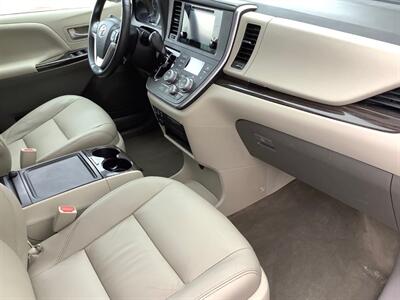2016 Toyota Sienna XLE 8-Passenger - Photo 40 - Crest Hill, IL 60403